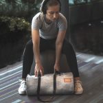 Kompaktní voděodolná taška na sport a cestování – Zulupack® Yoggy 16L IP65 šedá/camel